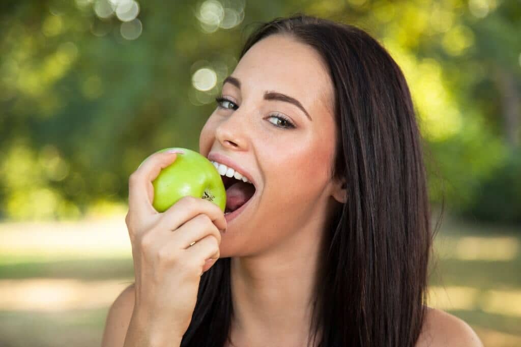 eating apples Preventing cataracts