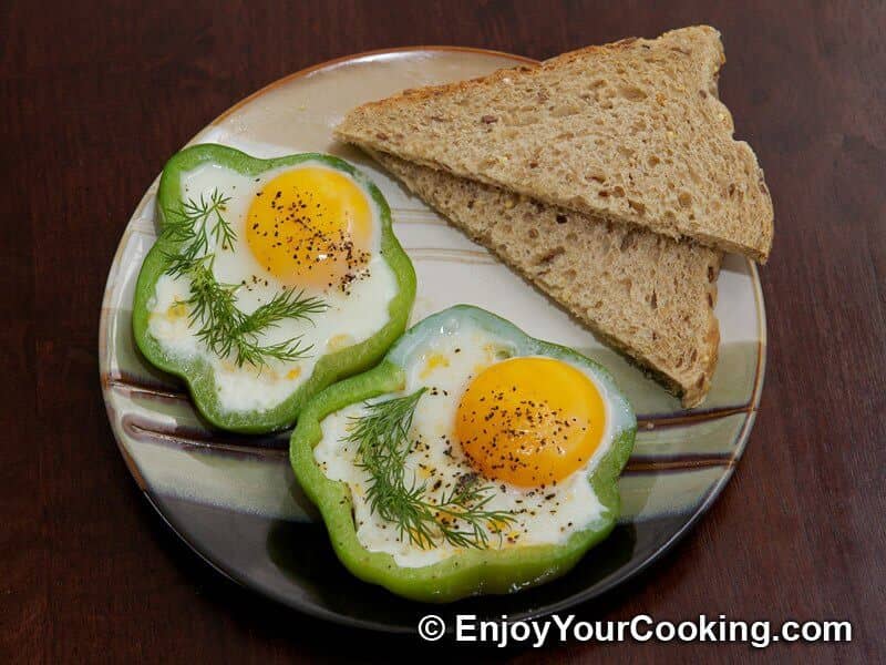 Eggs Fried with Tomato in Bell Pepper Ring